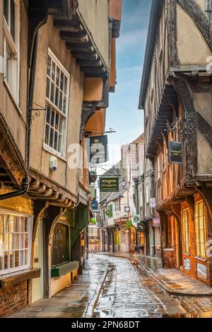 York, Großbritannien; 16. April 2023 - The Shambles ist eine historische Straße in York und gilt als eine der am besten erhaltenen Straßen in England. Stockfoto