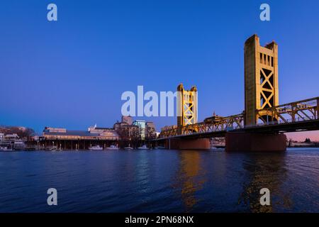 Blick auf die Tower Bridge bei Sonnenuntergang in Sacramento, Kalifornien Stockfoto