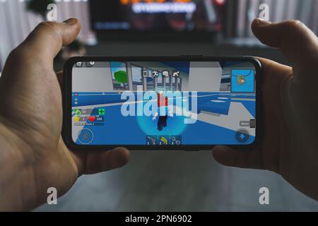 Ich Spiele Roblox Mobile Game. Point-of-View-Gaming auf dem Smartphone Stockfoto
