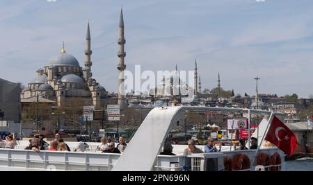 Blick von der Fähre in der Bucht des Bosporus in die Altstadt von Istanbul Stockfoto