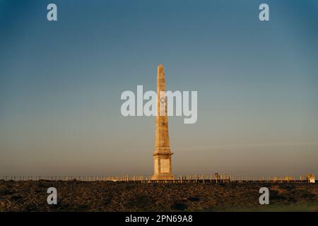 Obelisk der Erinnerung, in der Nähe der Stadt Perafita Matosinhos im Norden Portugals, Memory Beach. Hochwertiges Foto Stockfoto