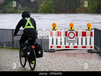 Dresden, Deutschland. 17. April 2023. Ein Schild auf einer Barriere warnt vor Hochwasser auf dem Elbradrennweg vor dem Schillergarten in der Nähe der Loschwitz-Brücke, besser bekannt als das Blaue Wunder. Die Höhe der Elbe in Dresden beträgt derzeit 4,08 Meter. Kredit: Robert Michael/dpa/Alamy Live News Stockfoto