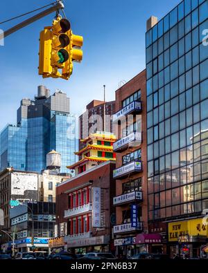 New York, USA - 23. April 2022: Chinatown in Manhattan in New York. Die Metropolregion New York hat die größte ethnische chinesische Bevölkerung außerhalb von O. Stockfoto