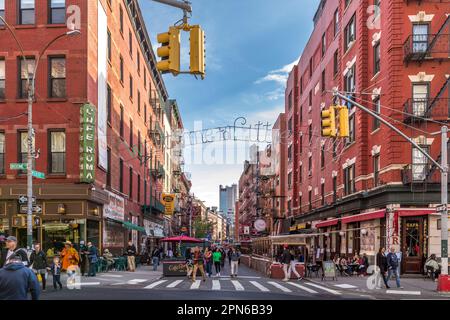 New York, USA - 23. April 2022: Das Stadtviertel Little Italy in Lower Manhattan in der Nähe der Mulberry Street. Es ist kleiner geworden, als Chinatown größer wurde. Stockfoto