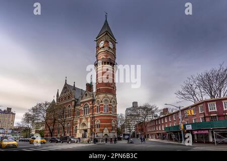 New York, USA - 25. April 2022: Jefferson Market Library in New York. Die Jefferson Market Library ist ein Wahrzeichen in Greenwich Village, New Yor Stockfoto