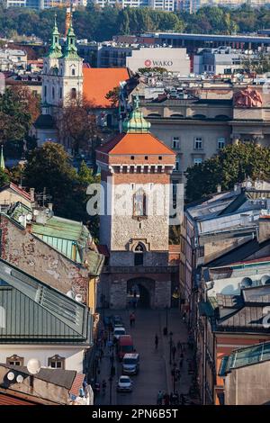 Kraków, Polen, St. Florian-Tor (Brama Floriańska), gotische mittelalterliche Festung in der Altstadt. Stockfoto