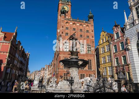Wunderschöne Altstadt von Danzig in Polen. Historisches Zentrum der Stadt mit Neptunbrunnen, Hauptgebäude des Rathauses und Bürgerhäusern in der Long Market Street Stockfoto