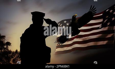 Silhouette des Militärs zu Ehren der US-Flagge, konzept der amerikanischen Militärstärke Stockfoto