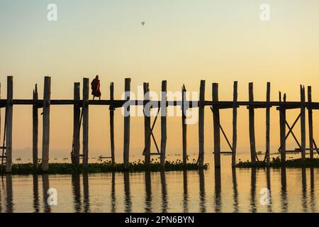 Mandalay, Myanmar, 16. November 2016: Unidentifizierte Personen überqueren die berühmte U Bein Brücke. Der Ort ist eine der meistbesuchten Sehenswürdigkeiten in Birma Stockfoto