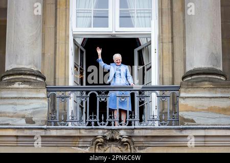 KOPENHAGEN, DÄNEMARK - APRIL 16: Königin Margrethe von Dänemark, Kronprinz Frederik von Dänemark, Kronprinzessin Mary von Dänemark, Prinzessin Christian von Dänemark, Prinzessin Isabella von Dänemark, Prinzessin Vincent von Dänemark, Prinzessin Josephine von Dänemark, Prinz Joachim von Dänemark, Prinzessin Marie von Dänemark, Graf Nikolai von Dänemark, Graf Felix von Dänemark, Graf Henrik von Dänemark und Gräfin Athena von Dänemark auf dem Balkon des Amalienborg-Schlosses zum 83. Geburtstag der dänischen Königin am 16. April 2023 in Kopenhagen, Dänemark. Foto: Patrick van Katwijk Stockfoto