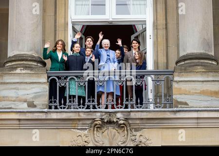 KOPENHAGEN, DÄNEMARK - APRIL 16: Königin Margrethe von Dänemark, Kronprinz Frederik von Dänemark, Kronprinzessin Mary von Dänemark, Prinzessin Christian von Dänemark, Prinzessin Isabella von Dänemark, Prinzessin Vincent von Dänemark, Prinzessin Josephine von Dänemark, Prinz Joachim von Dänemark, Prinzessin Marie von Dänemark, Graf Nikolai von Dänemark, Graf Felix von Dänemark, Graf Henrik von Dänemark und Gräfin Athena von Dänemark auf dem Balkon des Amalienborg-Schlosses zum 83. Geburtstag der dänischen Königin am 16. April 2023 in Kopenhagen, Dänemark. Foto: Patrick van Katwijk Stockfoto