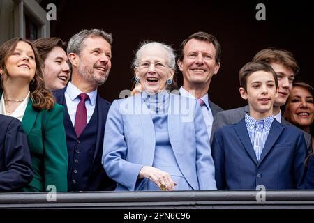 KOPENHAGEN, DÄNEMARK - APRIL 16: Königin Margrethe von Dänemark, Kronprinz Frederik von Dänemark, Kronprinzessin Mary von Dänemark, Prinzessin Christian von Dänemark, Prinzessin Isabella von Dänemark, Prinzessin Vincent von Dänemark, Prinzessin Josephine von Dänemark, Prinz Joachim von Dänemark, Prinzessin Marie von Dänemark, Graf Nikolai von Dänemark, Graf Felix von Dänemark, Graf Henrik von Dänemark und Gräfin Athena von Dänemark auf dem Balkon des Amalienborg-Schlosses zum 83. Geburtstag der dänischen Königin am 16. April 2023 in Kopenhagen, Dänemark. Foto: Patrick van Katwijk Stockfoto