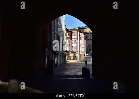 Hintergrundbeleuchtung im Santa Maria Arch in Burgos, Spanien Stockfoto