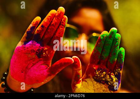 Holi-Farbe in den Händen von Mädchen Stockfoto