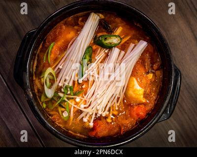 Sundubu-jjigae ist ein Jjigae der koreanischen Küche. Das Gericht wird mit frisch gereinigtem, weichem Tofu zubereitet, der nicht gepresst und gepresst wurde, Gemüse, Som Stockfoto