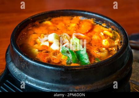 Sundubu-jjigae ist ein Jjigae der koreanischen Küche. Das Gericht wird mit frisch gereinigtem, weichem Tofu zubereitet, der nicht gepresst und gepresst wurde, Gemüse, Som Stockfoto