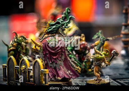 Warhammer ist das erste Spiel, bei dem eine Geschichte der Täuschung über mehrere Fraktionen hinweg erzählt wird, jede mit einzigartigen Stärken und Werkzeugen, um das Schlachtfeld zu besiegen. Stockfoto