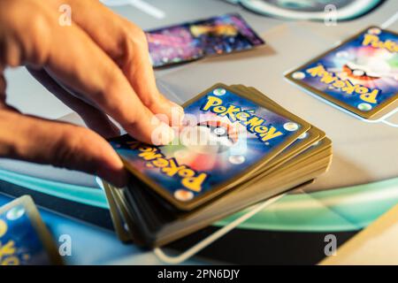 Bangkok, Thailand - 13. April 2023: Ein Mann spielt Pokemon Trading Card. Stockfoto