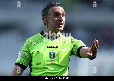 Turin, Italien. 16. April 2023. Offizieller Schiedsrichter Gianluca Aureliano, Gesten während des Fußballspiels der Serie A vor dem Turin FC und uns Salernitana im Stadio Olimpico am 16. April 2023 in Turin, Italien . Kredit: Marco Canoniero/Alamy Live News Stockfoto