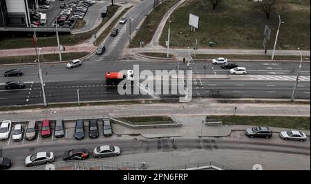 Minsk, Weißrussland, April 2023 - Reinigungsspülmaschinen waschen die Straßen der Stadt mit Wasserstrahl. Schmutz von Asphalt abwaschen. Stockfoto