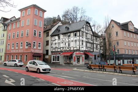 Straßenecke mit malerischem, traditionellem Holzhaus im historischen Nordstadt-Teil der Altstadt von Marburg Stockfoto