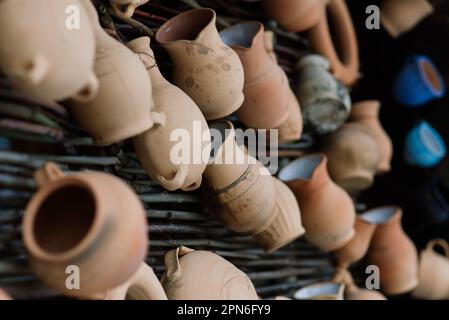 Keramikkrug aus Ton, Terrakotta, Topf, Vase, Küchensouvenirs in einem Straßenladen für handgemachte Keramik. Stockfoto