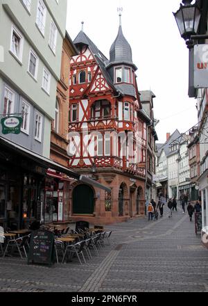 Malerisches traditionelles Holzrahmenhaus mit einem Turm in der historischen Oberstadt in der Wettergasse, Marburg Stockfoto