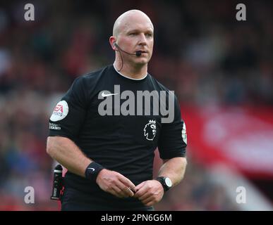 Nottingham, Großbritannien. 16. April 2023. Schiedsrichter Simon Hooper während des Premier League-Spiels auf dem City Ground, Nottingham. Der Bildausdruck sollte lauten: Simon Bellis/Sportimage Credit: Sportimage/Alamy Live News Stockfoto