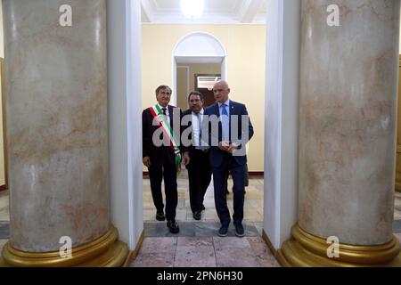 ODESA, UKRAINE - 14. APRIL 2023 - Bürgermeister von Venedig Luigi Brugnaro (L) und Odesa Stadtvorsitz Hennadii Trukhanov (R) werden während ihres Treffens als der dargestellt Stockfoto