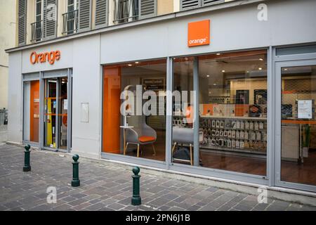 Fontainebleau - Frankreich - März 2023: Blick auf den Orange Store, der Telefonbetreiber in Frankreich ist Stockfoto