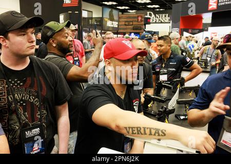Indianapolis, Usa. 16. April 2023. Gäste treffen sich im Staccato während der jährlichen Tagungen und Ausstellungen der National Rifle Association im Indiana Convention Center in Indianapolis. Die Konferenz, die voraussichtlich rund 70.000 Gäste anziehen wird, hat am Freitag eröffnet. (Foto: Jeremy Hogan/SOPA Images/Sipa USA) Guthaben: SIPA USA/Alamy Live News Stockfoto