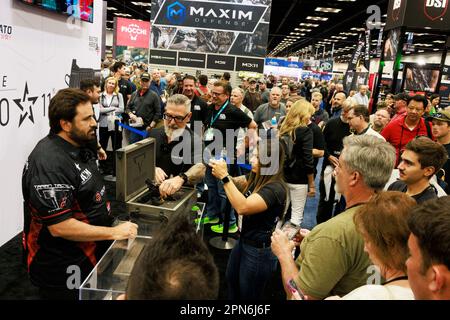Indianapolis, Usa. 16. April 2023. Gäste treffen sich im Staccato während der jährlichen Tagungen und Ausstellungen der National Rifle Association im Indiana Convention Center in Indianapolis. Die Konferenz, die voraussichtlich rund 70.000 Gäste anziehen wird, hat am Freitag eröffnet. (Foto: Jeremy Hogan/SOPA Images/Sipa USA) Guthaben: SIPA USA/Alamy Live News Stockfoto