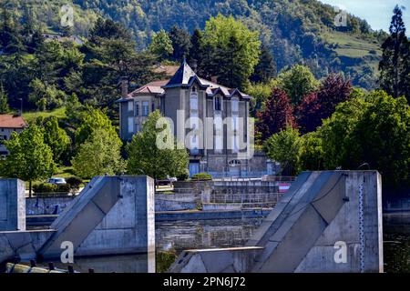 Brives-Charensac, Frankreich - Mai 5. 2019 : schöne Aussicht auf diese Stadt in der Nähe von Le Puy-en-Velay. Es wurde in der Gegend alter Vulkane gebaut. Stockfoto