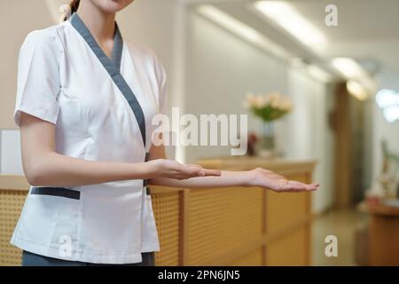 Verkürztes Bild des Wellnesssalons an der Rezeption, der die Gäste drinnen begrüßt Stockfoto