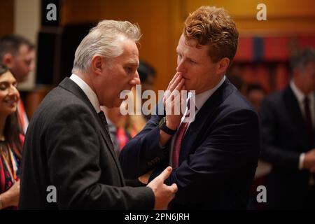 Ian Paisley Junior und Joe Kennedy III , Sondergesandter für Nordirland, nehmen an der dreitägigen internationalen Konferenz der Queen's University Belfast anlässlich des 25. Jahrestages des Abkommens zwischen Belfast und Karfreitag Teil. Foto: Montag, 17. April 2023. Stockfoto