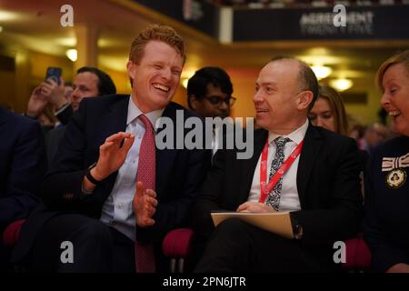 Joe Kennedy III , Sondergesandter für Nordirland, und Nordirland-Staatssekretär Chris Heaton-Harris nehmen an der dreitägigen internationalen Konferenz in der Queen's University Belfast anlässlich des 25. Jahrestages des Abkommens zwischen Belfast und Karfreitag Teil. Foto: Montag, 17. April 2023. Stockfoto