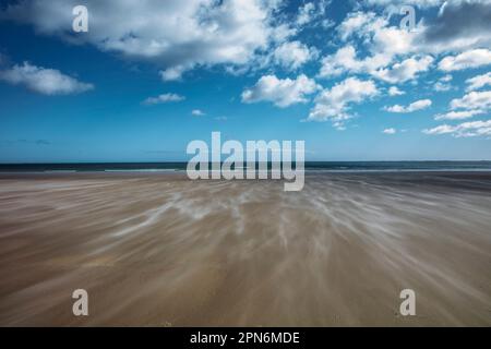 Starker Wind bläst Sand um den Strand Stockfoto