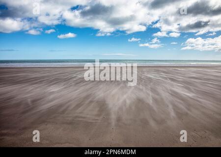 Starker Wind bläst Sand um den Strand Stockfoto