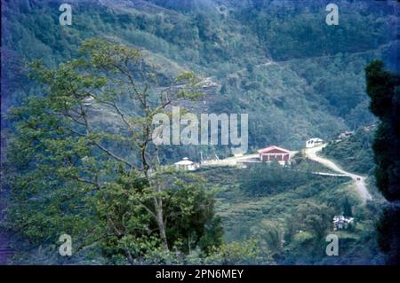 Gangtok ist die Hauptstadt des bergigen nordindischen Bundesstaates Sikkim. Die Stadt wurde in den 1840er Jahren als buddhistische Wallfahrtsstätte gegründet und wurde nach dem Ende der britischen Herrschaft Hauptstadt einer unabhängigen Monarchie, trat aber 1975 Indien bei. Heute ist es ein tibetisches buddhistisches Zentrum und ein Stützpunkt für Wanderer, die Genehmigungen und Transport für Wanderungen durch die Bergketten des Himalaya in Sikkim organisieren. Stockfoto