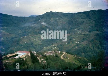 Gangtok ist die Hauptstadt des bergigen nordindischen Bundesstaates Sikkim. Die Stadt wurde in den 1840er Jahren als buddhistische Wallfahrtsstätte gegründet und wurde nach dem Ende der britischen Herrschaft Hauptstadt einer unabhängigen Monarchie, trat aber 1975 Indien bei. Heute ist es ein tibetisches buddhistisches Zentrum und ein Stützpunkt für Wanderer, die Genehmigungen und Transport für Wanderungen durch die Bergketten des Himalaya in Sikkim organisieren. Stockfoto