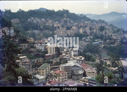 Gangtok ist die Hauptstadt des bergigen nordindischen Bundesstaates Sikkim. Die Stadt wurde in den 1840er Jahren als buddhistische Wallfahrtsstätte gegründet und wurde nach dem Ende der britischen Herrschaft Hauptstadt einer unabhängigen Monarchie, trat aber 1975 Indien bei. Heute ist es ein tibetisches buddhistisches Zentrum und ein Stützpunkt für Wanderer, die Genehmigungen und Transport für Wanderungen durch die Bergketten des Himalaya in Sikkim organisieren. Stockfoto