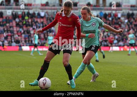 Leigh, England, 15. April 2023: Hannah Blundell (6 Manchester United) bewacht den Ball während des Halbfinales der Damen FACup zwischen Manchester United und BrightonHA im Leigh Sports Village Park in Leigh, England. (MHodsman/SPP) Stockfoto