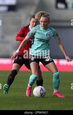 Leigh, England, 15. April 2023: Katie Robinson (22 Brighton) verteidigt den Ball während des Halbfinales der Damen FACup zwischen Manchester United und BrightonHA im Leigh Sports Village Park in Leigh, England. (MHodsman/SPP) Stockfoto