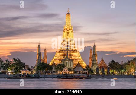 Wat Arun Tempel in Bangkok beleuchtet bei Sonnenuntergang Stockfoto