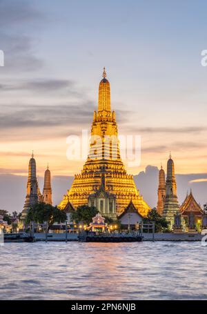 Wat Arun Tempel in Bangkok beleuchtet bei Sonnenuntergang Stockfoto