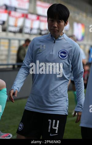 Leigh, England, 15. April 2023: Park Ye-eun (14 Brighton) wärmt sich während des Halbfinales der Damen FACup zwischen Manchester United und BrightonHA im Leigh Sports Village Park in Leigh, England auf. (MHodsman/SPP) Stockfoto