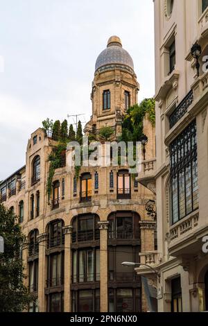 Historische alte Gebäude in der Einkaufsstraße Gran Via in Madrid Stockfoto