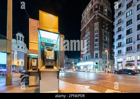 Die Gran Via in Madrid ist nachts beleuchtet und bietet leichte Wege vom Verkehr Stockfoto