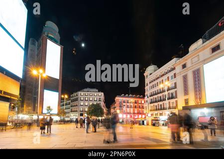 Plaza del callao bei Nacht beleuchtet in Madrid Spanien Stockfoto