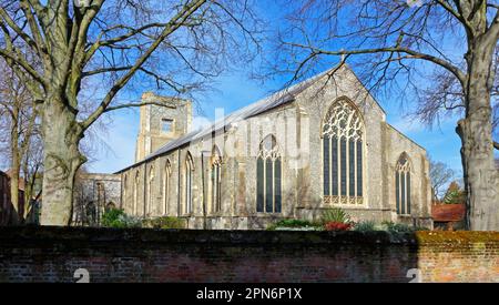 Blick auf die Pfarrkirche St. Nicholas in der Marktstadt North Norfolk in North Walsham, Norfolk, England, Großbritannien. Stockfoto